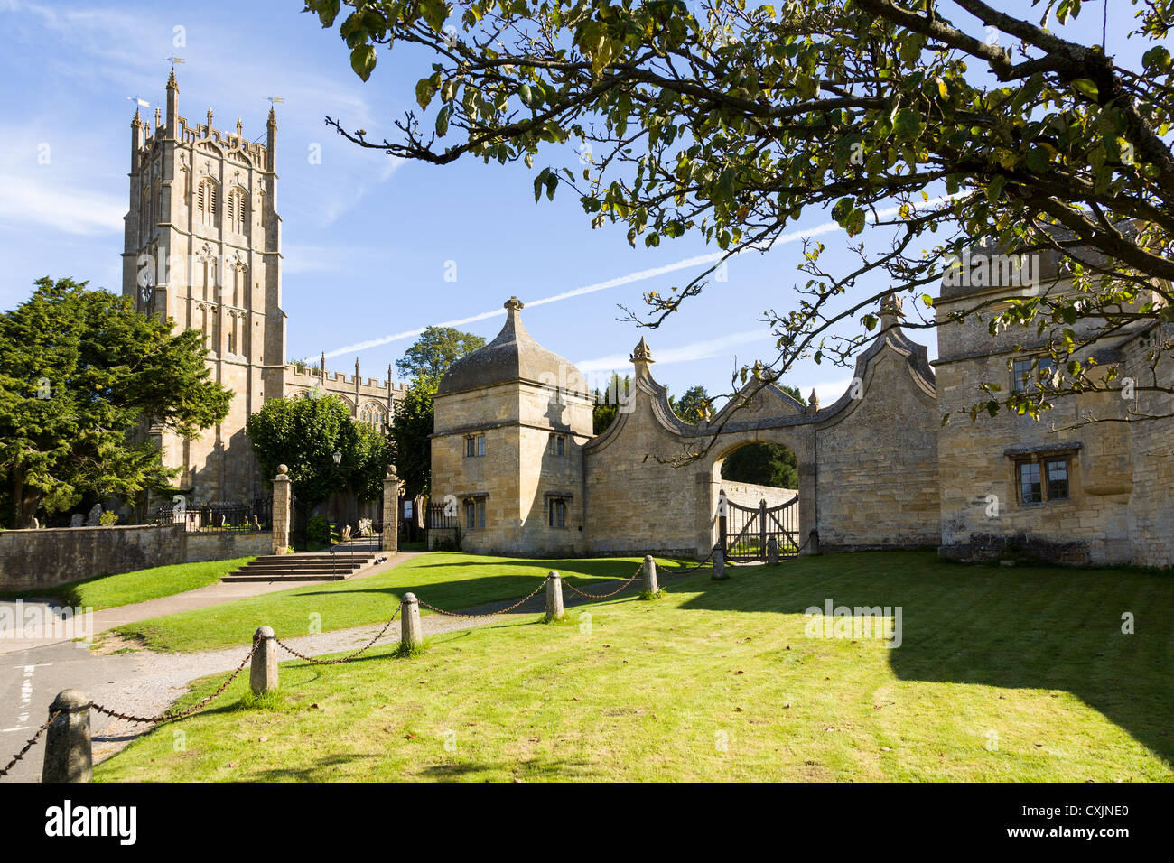 St James Church and gateway to Campden house in old Cotswolds town of Chipping Campden, England, UK Stock Photo