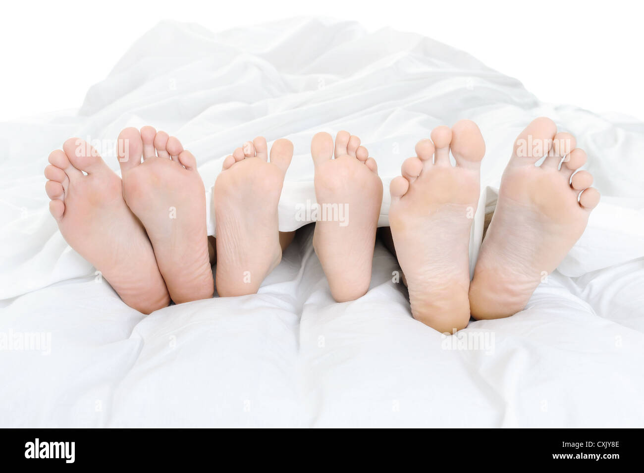 Ноги спящей подруги. Ножки троих детей. Семья с ножками. Feet Bed.