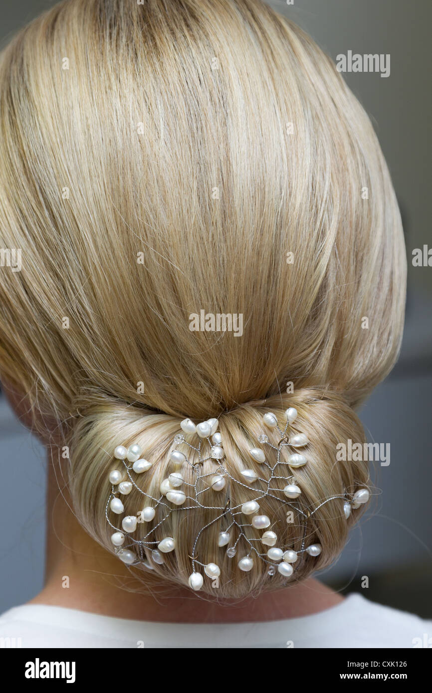 Hair pearls hi-res stock photography and images - Alamy