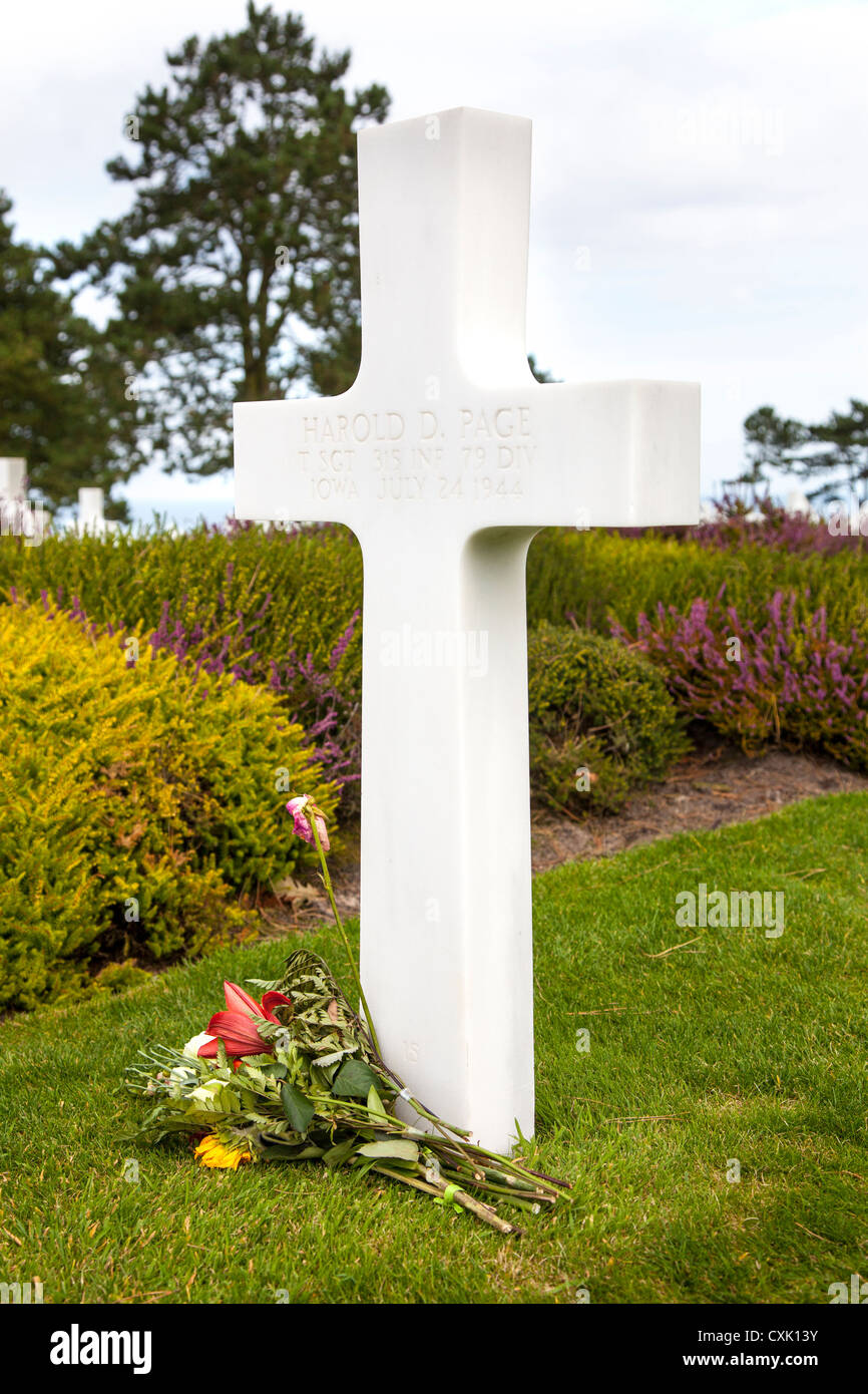 Soldier's grave with bunch of roses, Normandy American Cemetery at Colleville-sur-Mer, Normandy, France Stock Photo