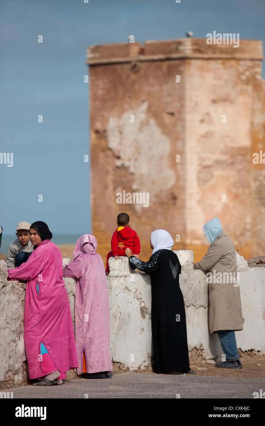 Estintore su un muro nella casa pubblica marocchina Foto stock - Alamy