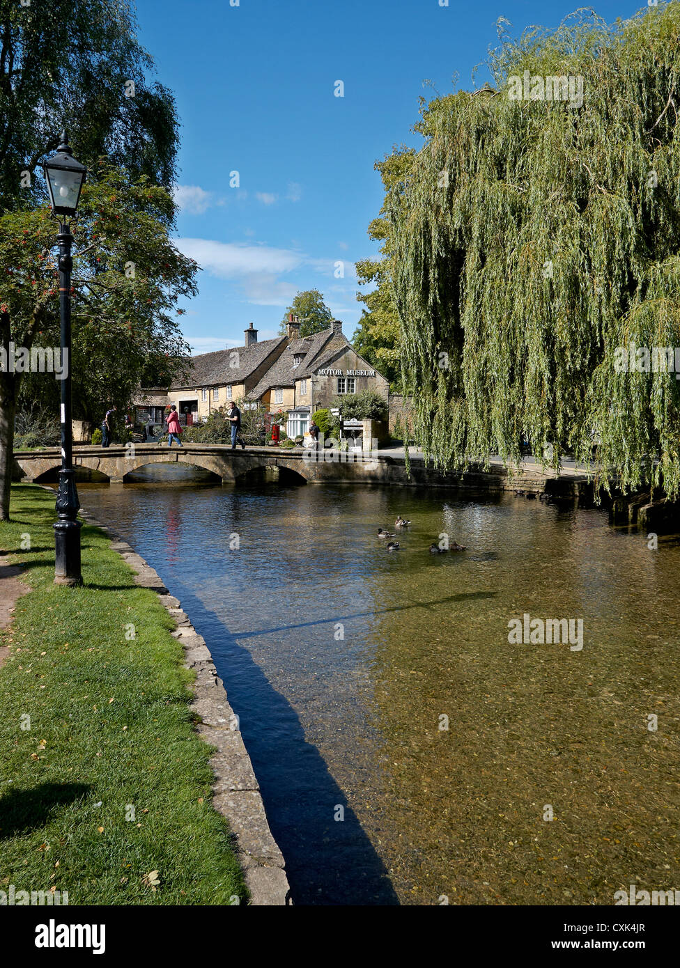 bourton-on-the-water-the-picturesque-and-popular-tourist-destination