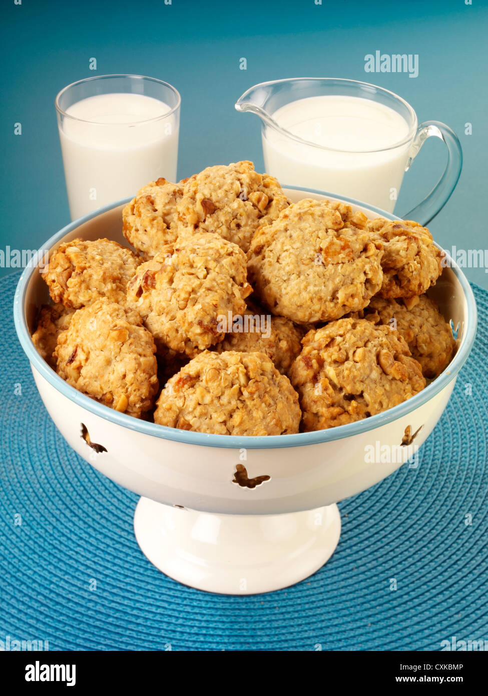 OATMEAL COOKIES WITH MILK Stock Photo Alamy oatmeal-cookies-with-milk-stock-photo-alamy