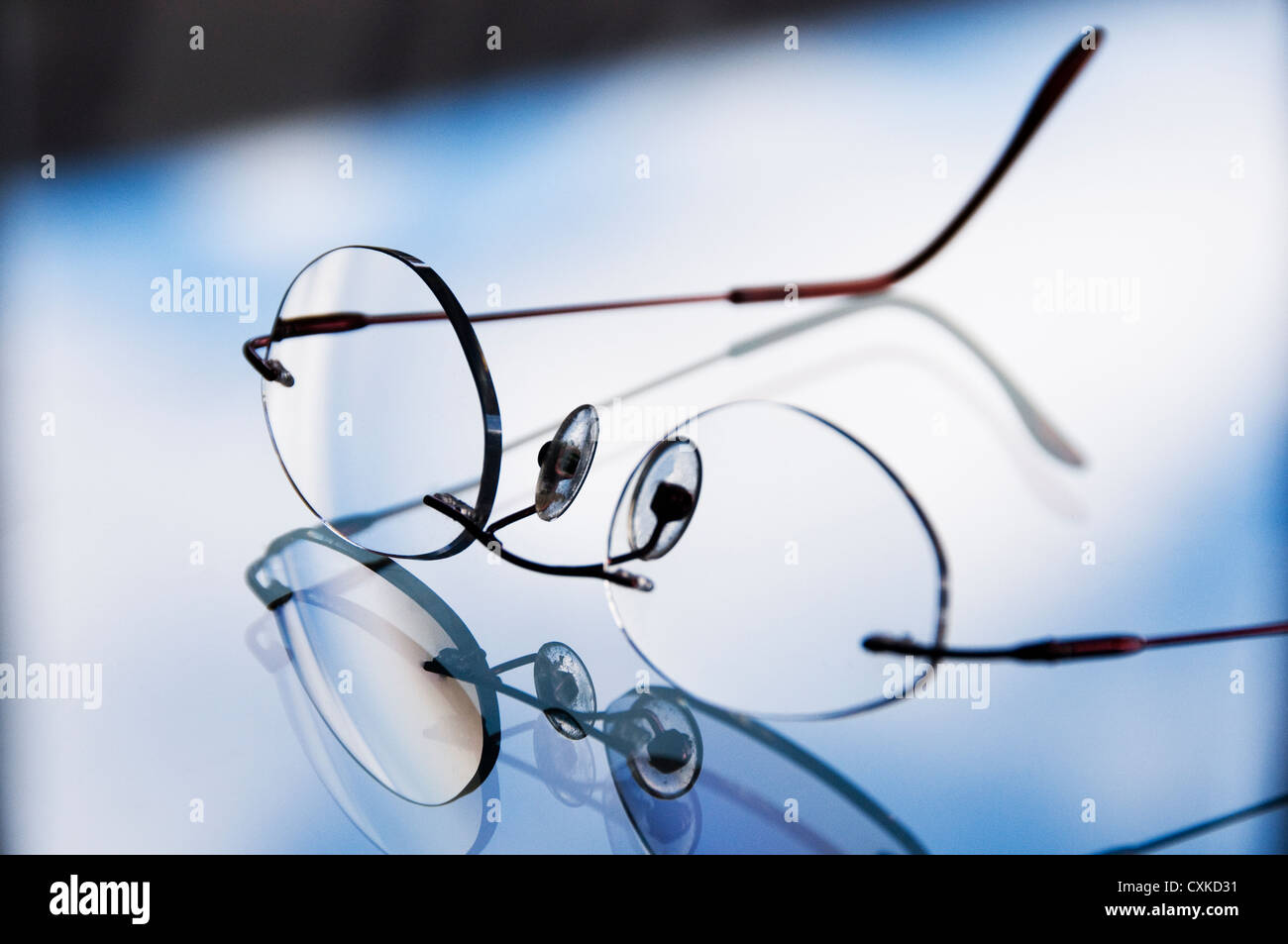 Frameless eyeglasses hi-res stock photography and images - Alamy