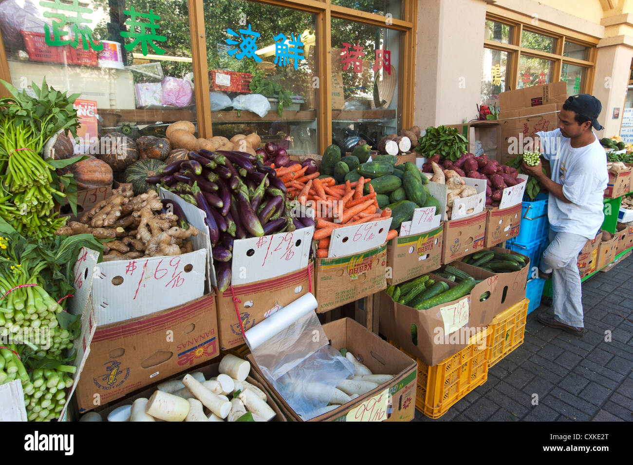 Elk2841114 Hawaii, Oahu, Honolulu, Chinatown, man stocking produce
