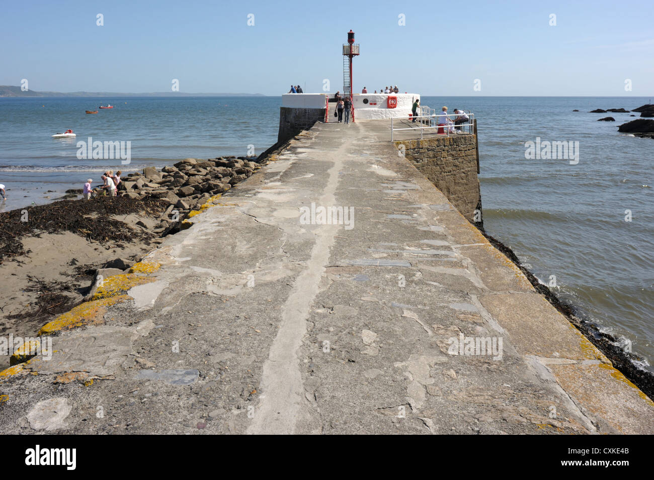 East Looe Lighthouse and banjo pier Stock Photo Alamy