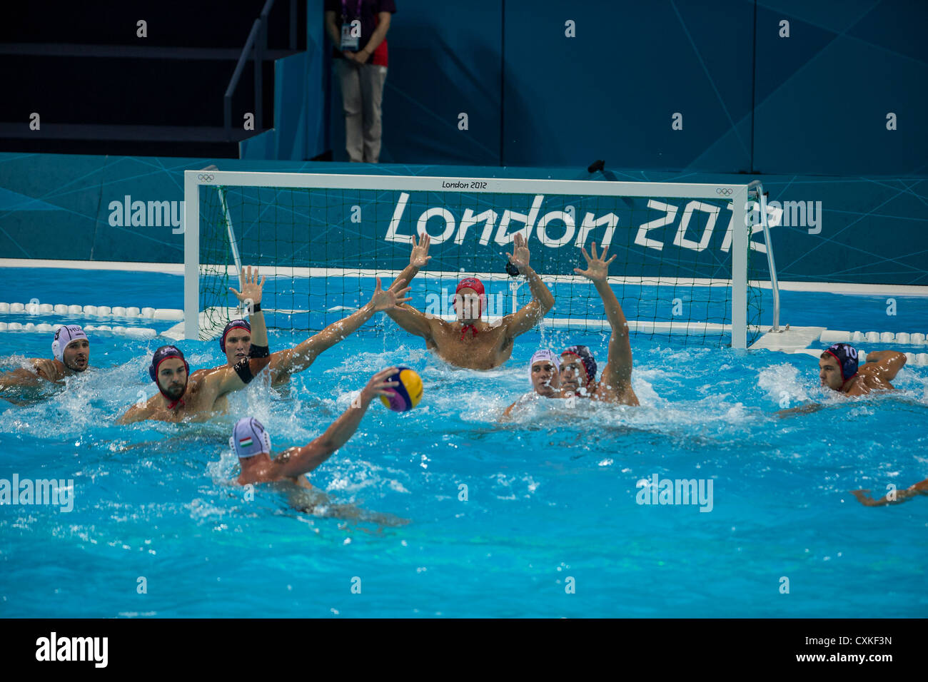 Waterpolo Jogo Nadador Jogador Irreconhecível Atrás Da Foto Traseira Com  Bola Na Mão Jogar Ação Closeup. Foto Royalty Free, Gravuras, Imagens e  Banco de fotografias. Image 189328489