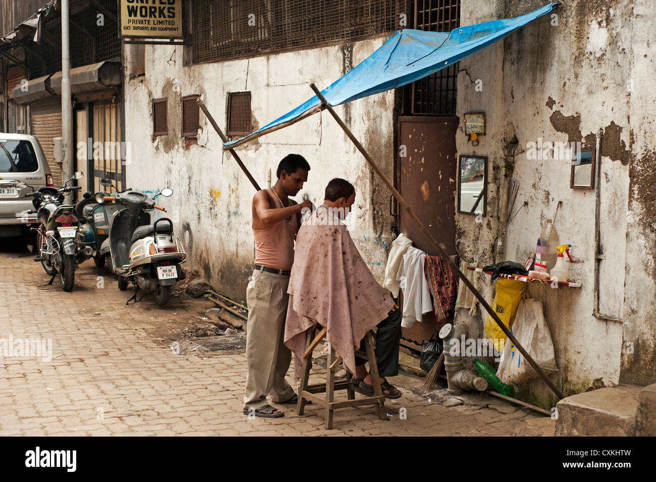 India, Maharashtra, Mumbai, street hairdresser Stock Photo Alamy