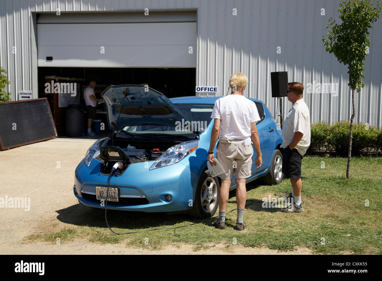 Nissan Leaf Stock Photos & Nissan Leaf Stock Images Alamy