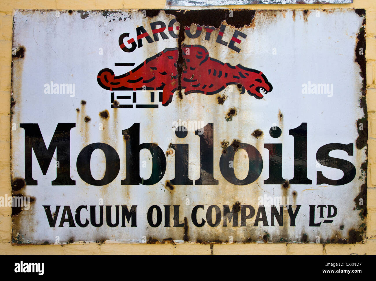 Mobil oil sign hi-res stock photography and images - Alamy