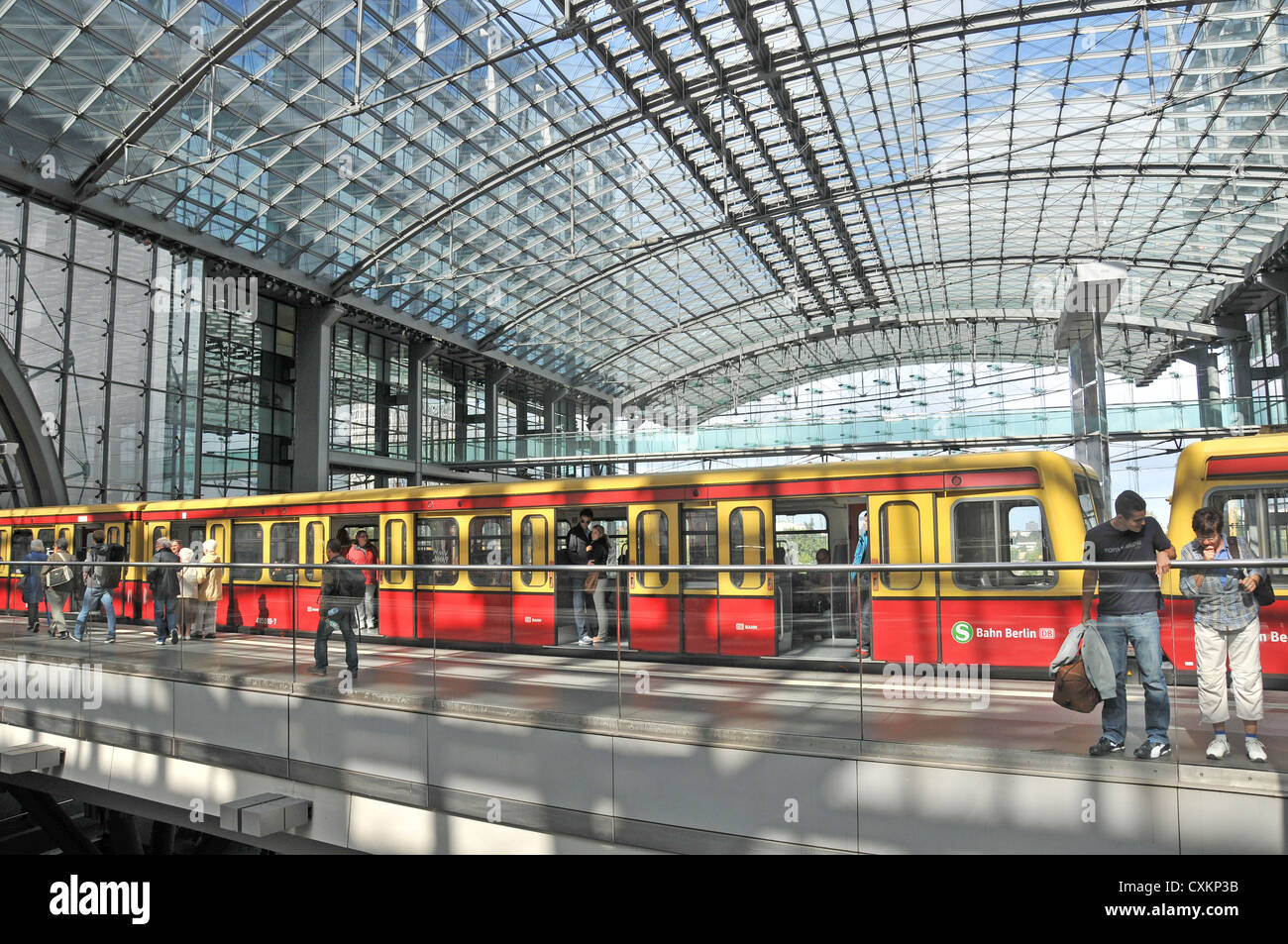 Bahn berlin train in hauptbanhof hi-res stock photography and images ...