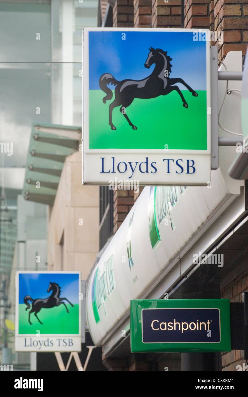 Lloyds TSB  and Cashpoint bank branch signs in the High Street. home counties UK 2007. 2000s HOMER SYKES Stock Photo