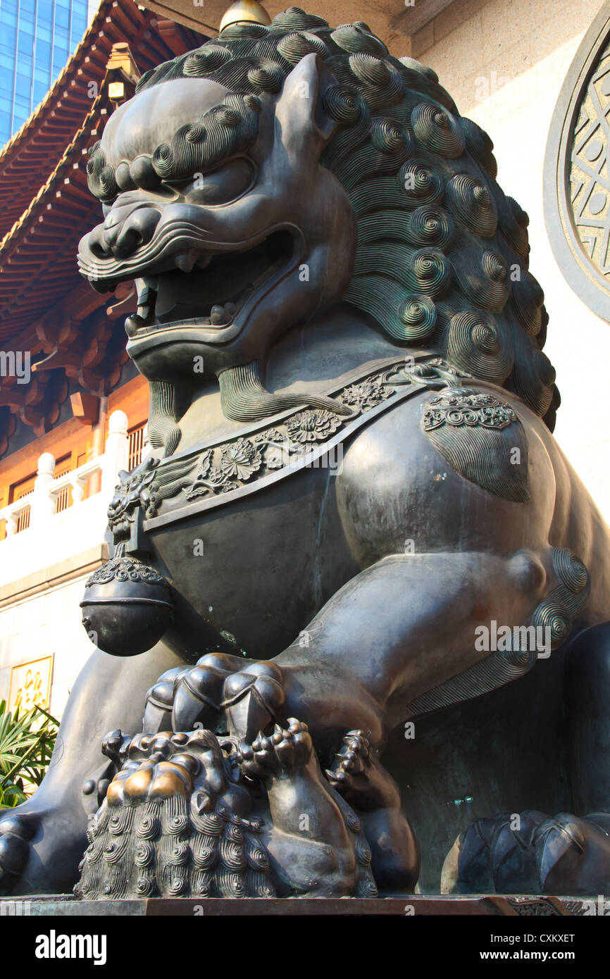 Chinese temple lion statue hires stock photography and images Alamy
