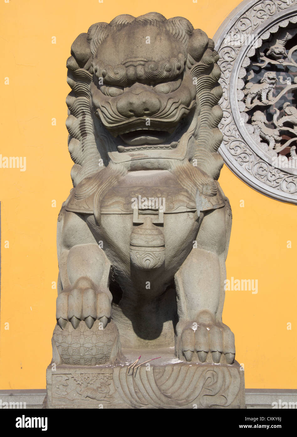 Chinese temple lion statue hires stock photography and images Alamy