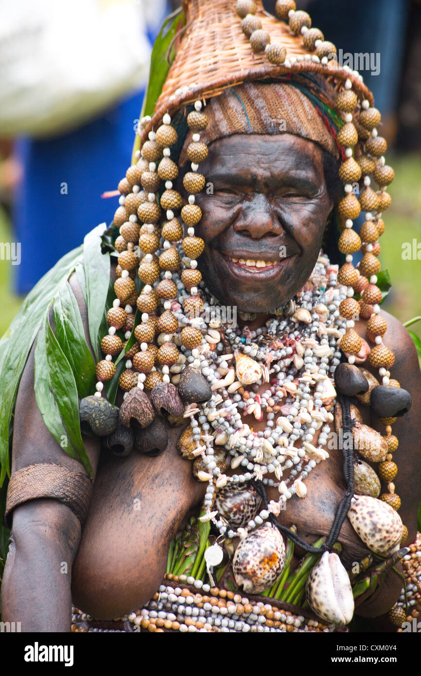 Papua new guinea sing sing woman hi-res stock photography and images ...