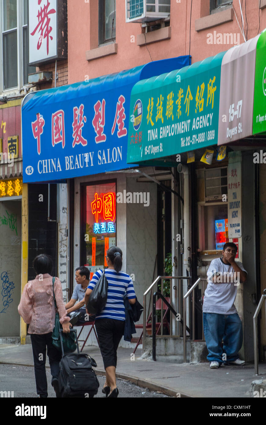 New York, NY, USA, Chinese Shop Signs, Barber Shops, Fronts, Beauty Salons, Street Scenes, Chinatown, Manhattan, busy city street united states Stock Photo