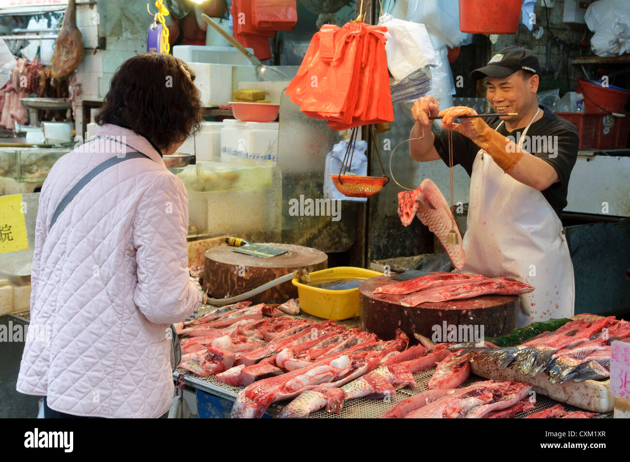 Weighing fish at Bowrington Road wet market, Hong Kong Stock Photo