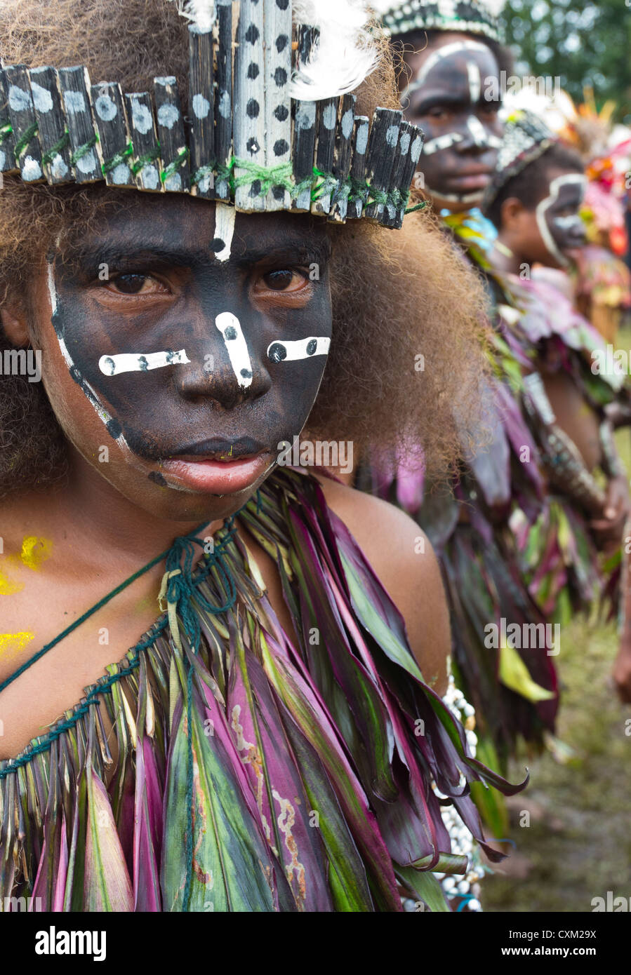 Papua new guinea tribal costume child hi-res stock photography and ...