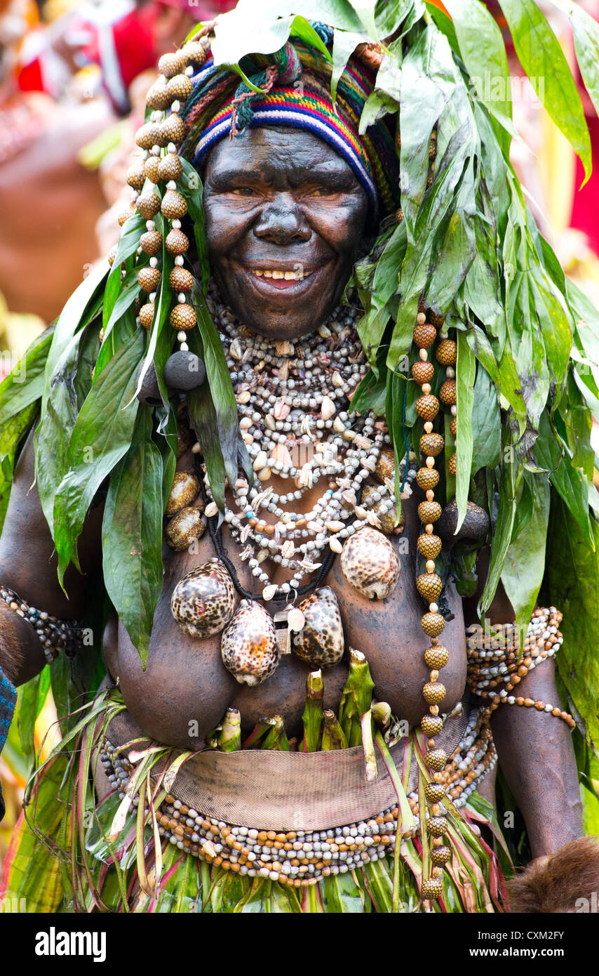 Woman dressed in traditional tribal costume and headdress at the singsing  Goroka Festival, Papua New Guinea Stock Photo - Alamy, image size:854x1390
