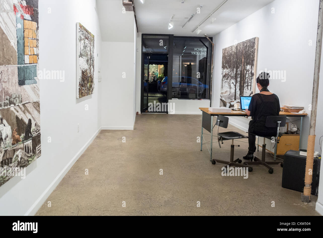New York City, NY, USA, Modern Art Gallery, 'Munch Gallery', modern paintings on Display inside, in the Lower East Side, Manhattan, Commercial Interiors, woman sitting alone from behind Stock Photo