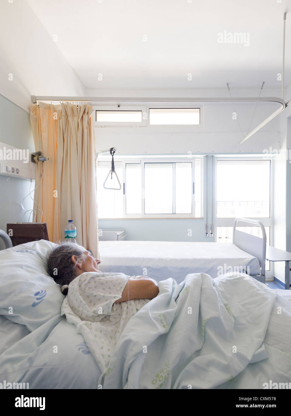 Elderly woman in hospital bed hi-res stock photography and images - Alamy