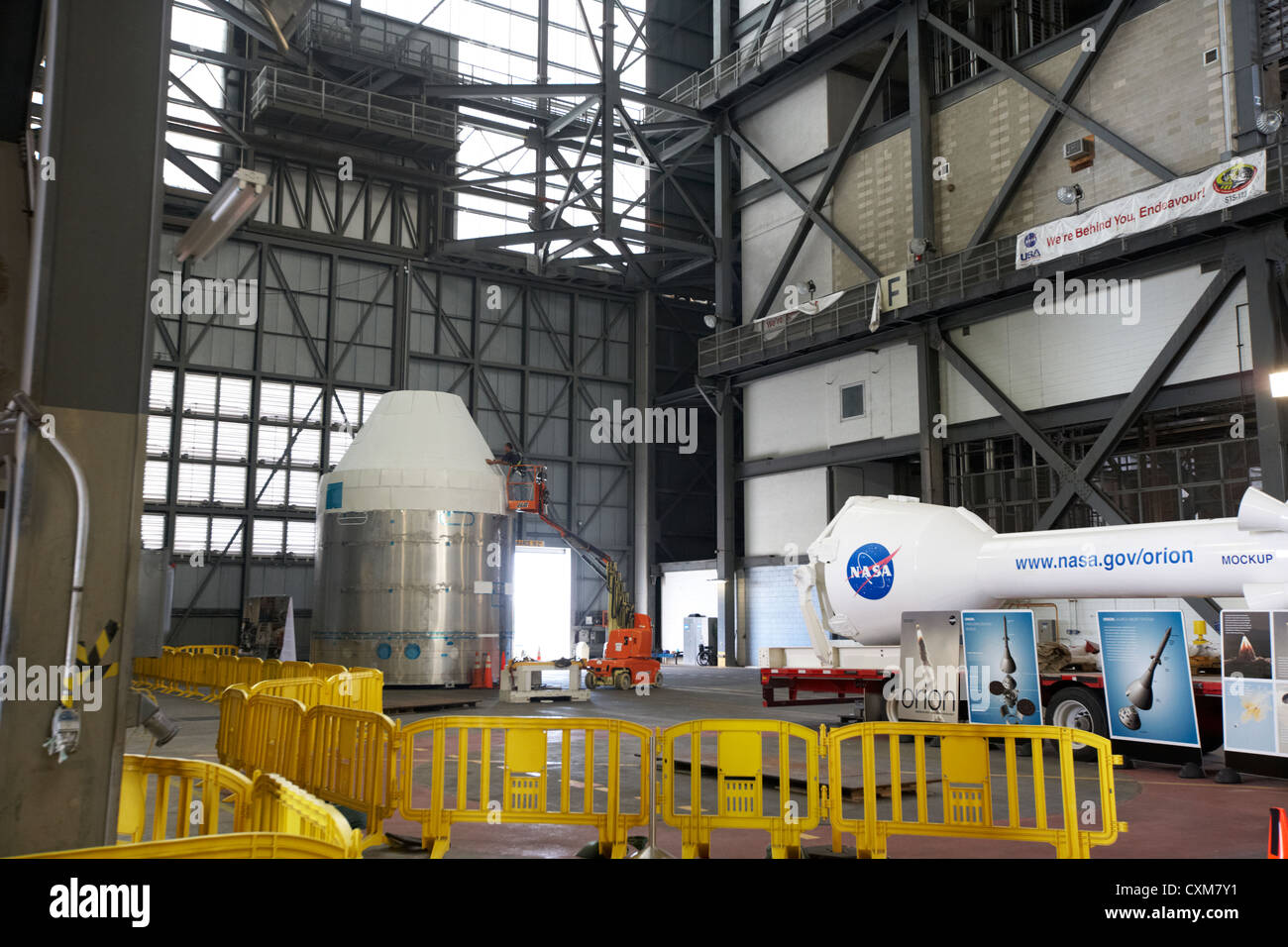 interior of the vehicle assembly building with mockup of the nasa orion launch escape system and crew and service modules Stock Photo