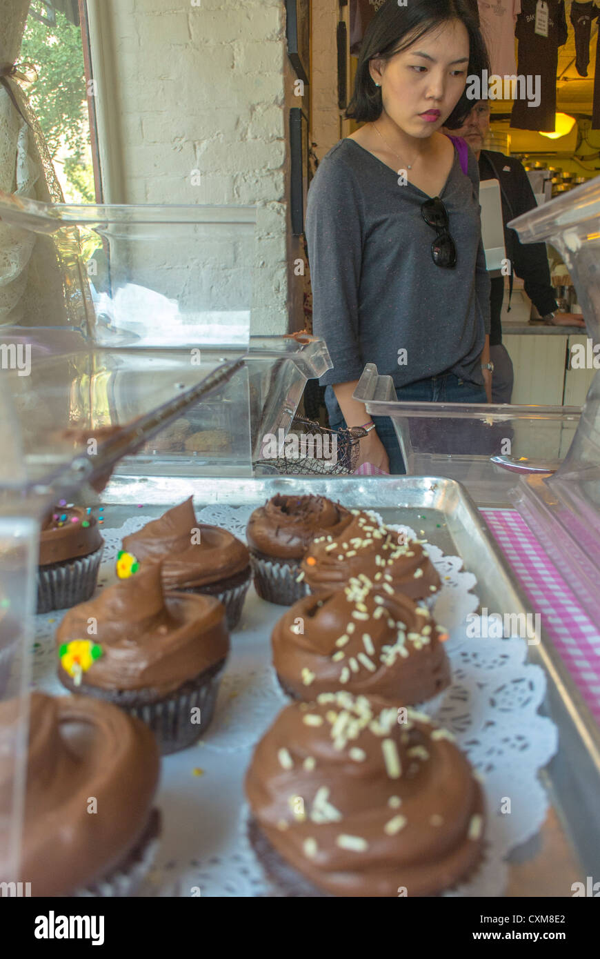 New York City, NY, USA, Woman Shopping in American Bakery Shop, 'Magnolia'  in Greenwich Village, Window Display Stock Photo
