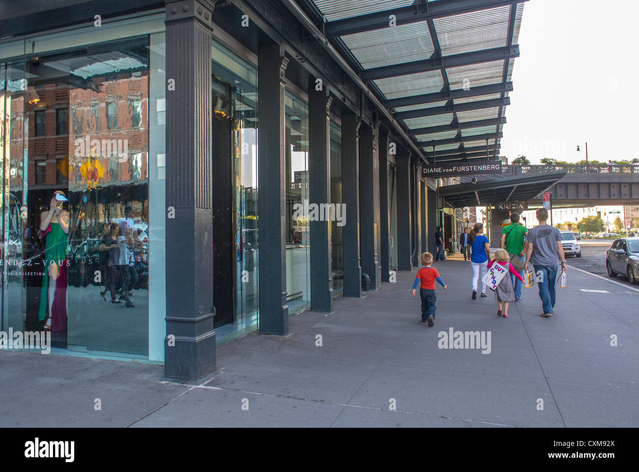 New York City, NY, USA, Group People, Family, Walking Away, Street Scenes in the Meatpacking District, People Shopping, gentrification  [USA] new yorkers buildings Stock Photo