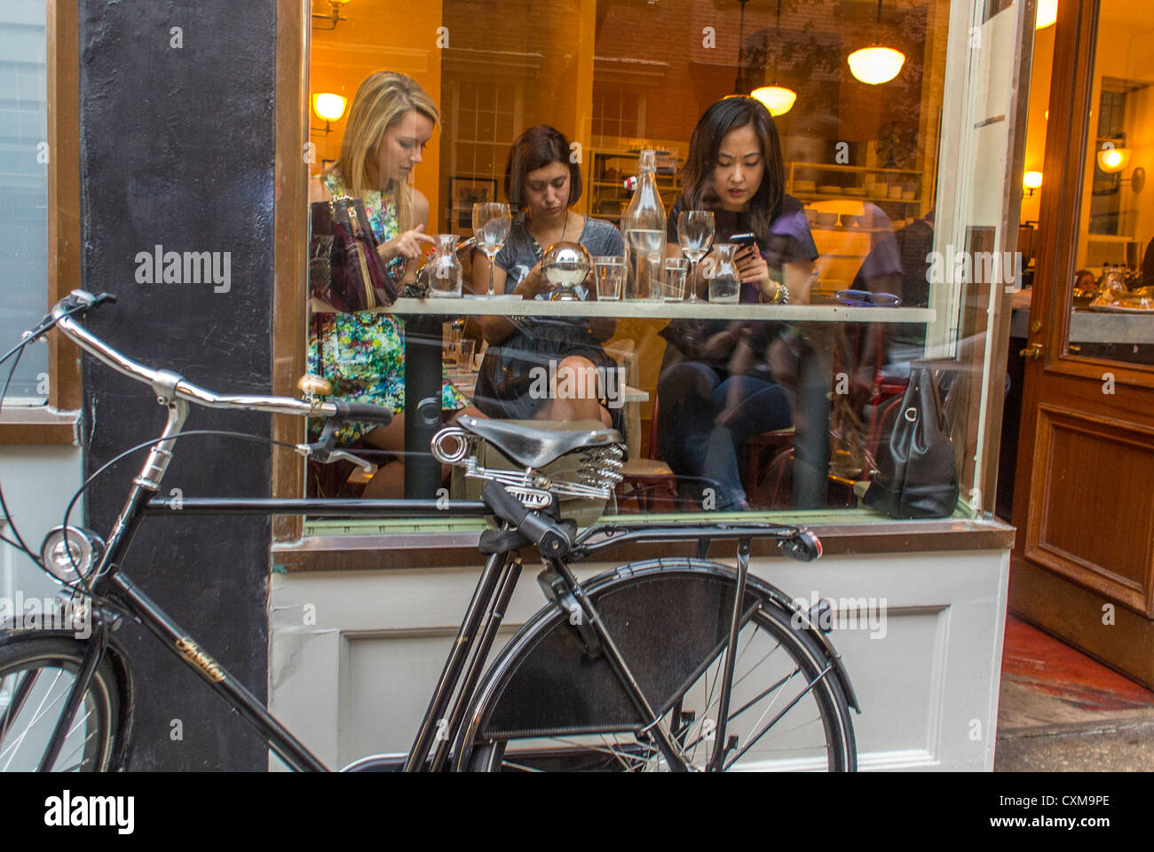 New York City, NY, USA, Small Group People, WOmen Sharing Coffee in Window, Greenwich Village Coffee Shop, Cafe, Manhattan West Village Stock Photo