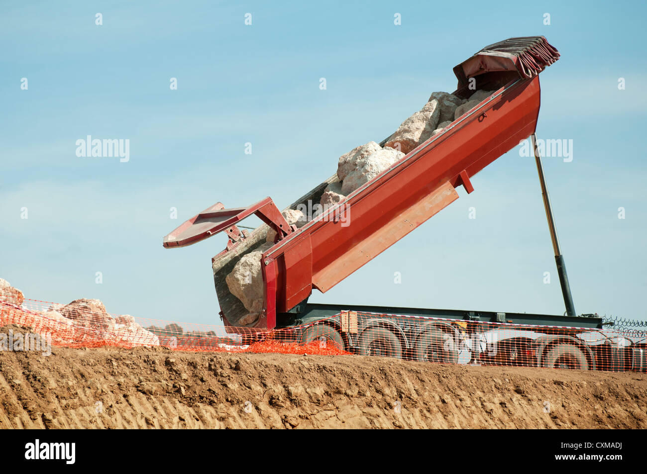 Trailer With Rocks Trailer of truck unloads big stones Stock Photo - Alamy