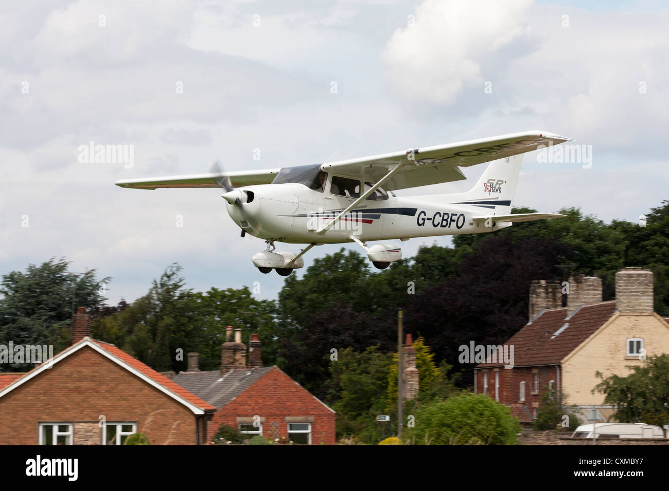Cessna 172S Skyhawk G-CBFO on final approach to land Stock Photo