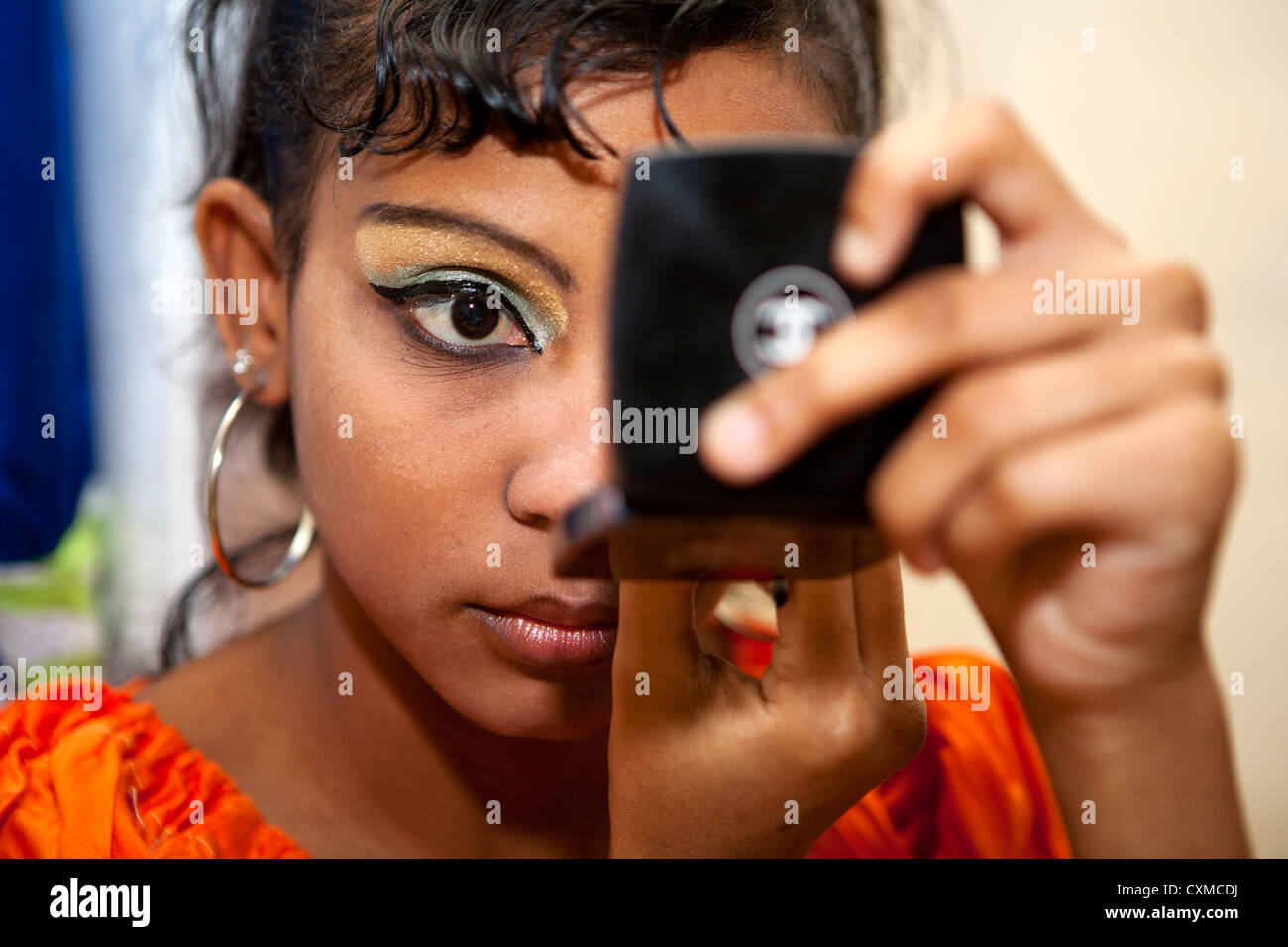 Sega dancer applying make-up before a performance at the One&Only Le Saint Géran resort, Mauritius Stock Photo