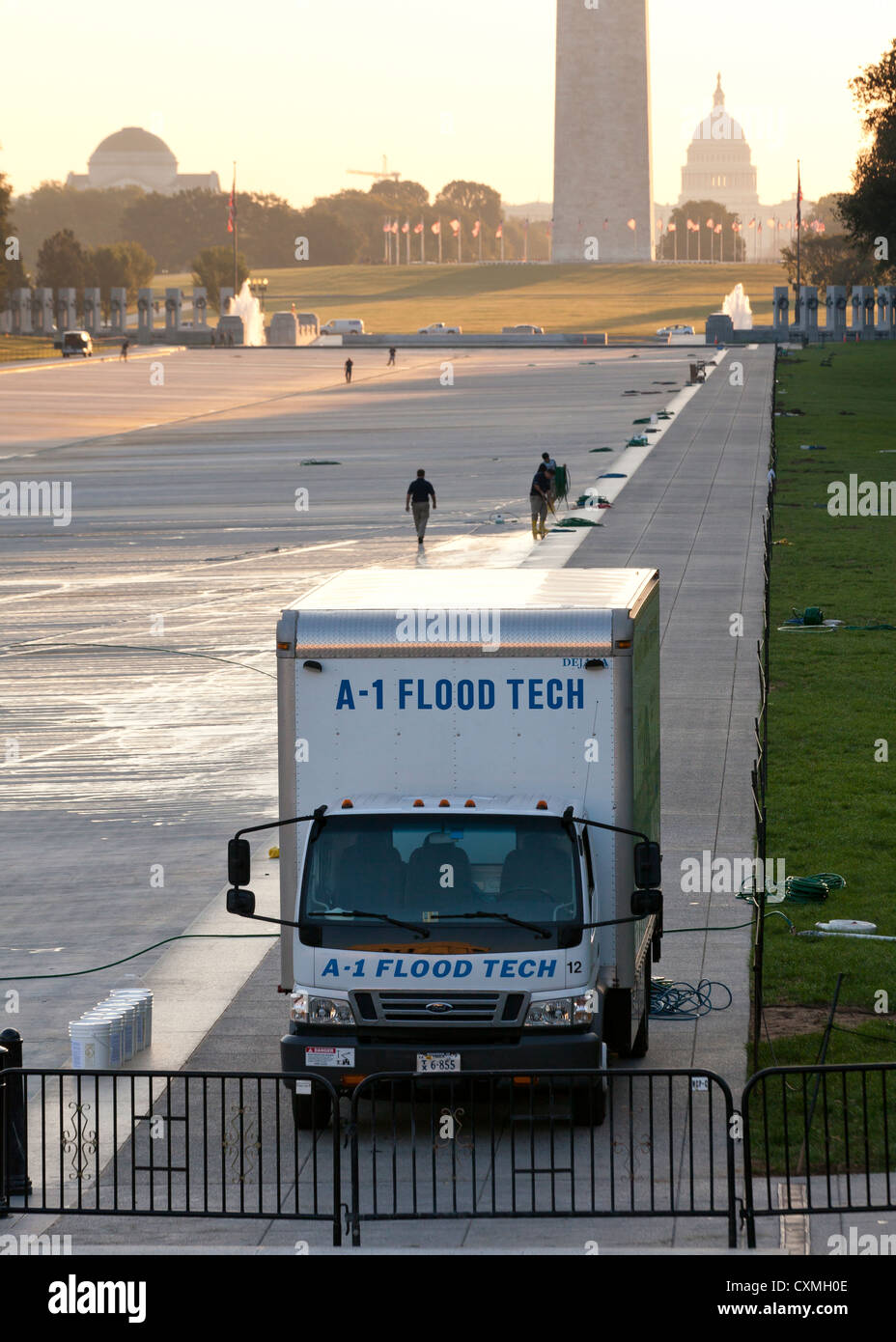 Algae cleanup on the Reflecting Pool - Washington, DC Stock Photo - Alamy