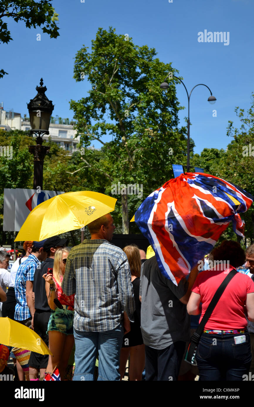 British cycling fans wait on the Avenue des Champs-Élysées, Paris anticipating a British win in the 2012 Tour de France. Stock Photo