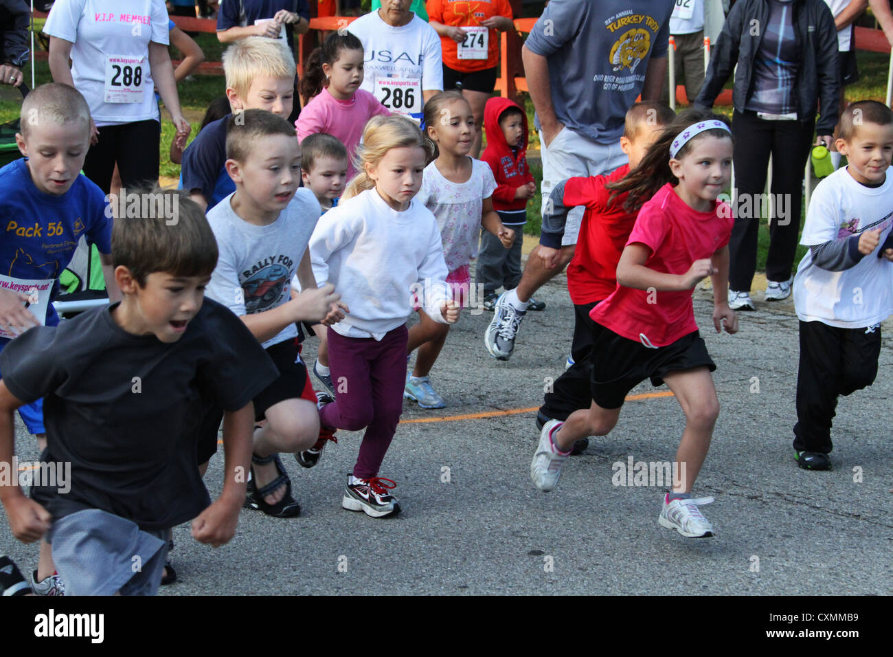 Child starting to walk hi-res stock photography and images - Alamy