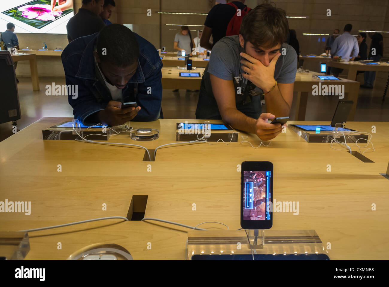 New York CIty, NY, USA, American Teens Visiting Apple Store, Looking at