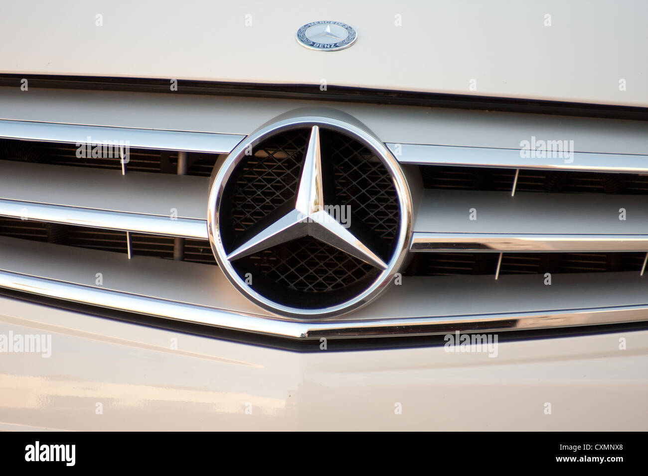 White mercedes car front grill hi-res stock photography and images - Alamy