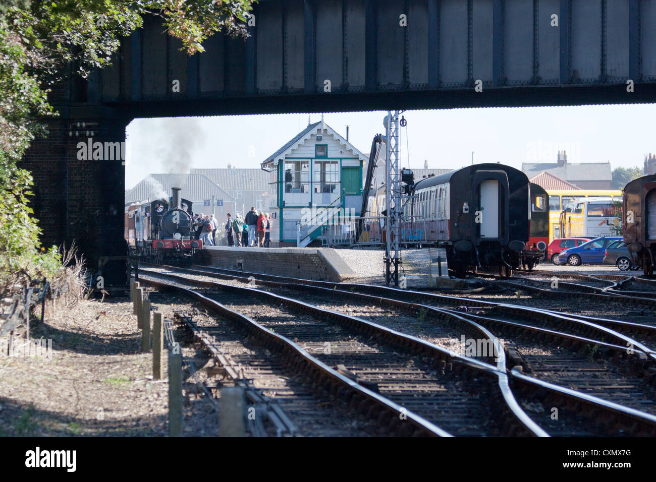 Sheringham Station, Norfolk.  Passengers alighting and entering the waiting J15 locomotive Stock Photo