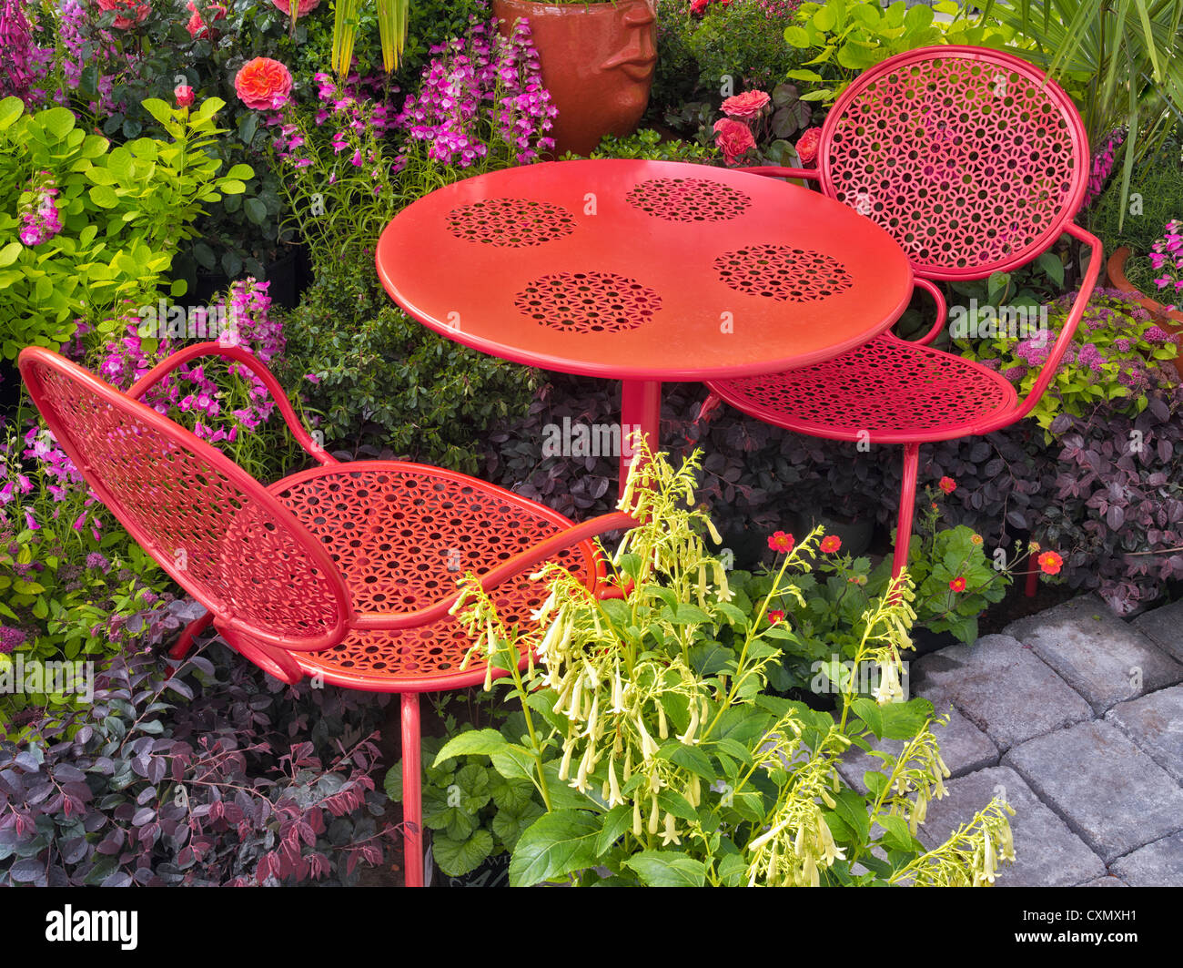 Table and chairs in flower garden display. Al's Nursery. Sherwood, Oregon Stock Photo