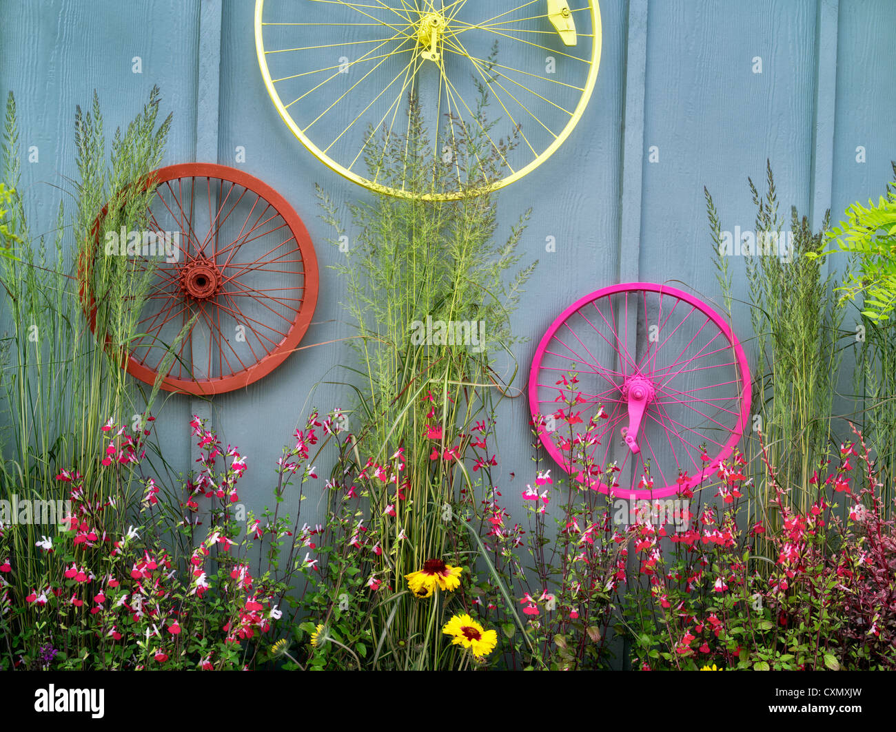 Bicycle rims garden display. Al's Nursery. Sherwood, Oregon Stock Photo