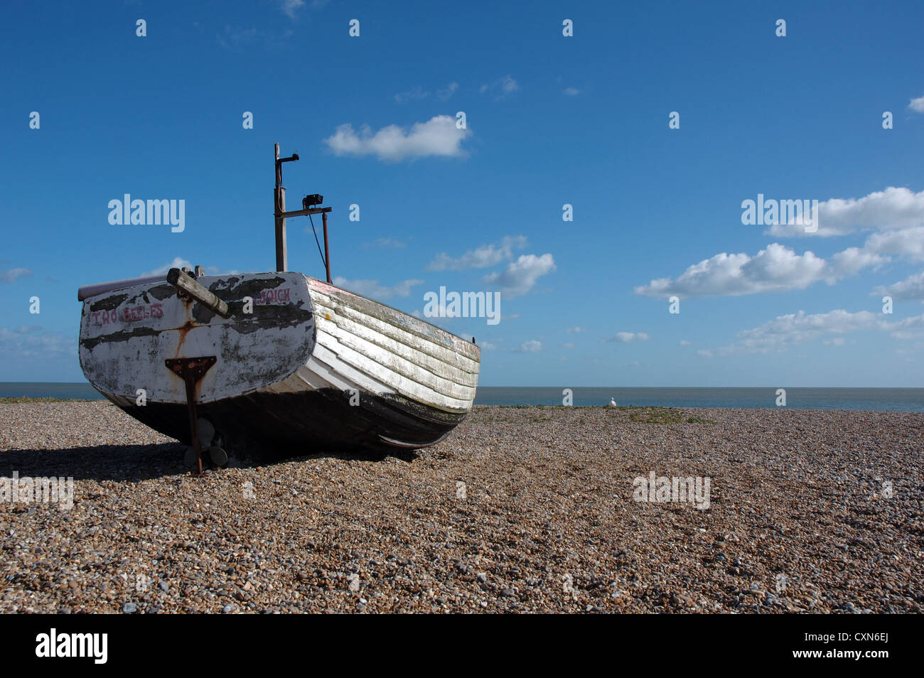 Old wooden fishing boat on the shingle beach, Aldeburgh, Suffolk Stock ...