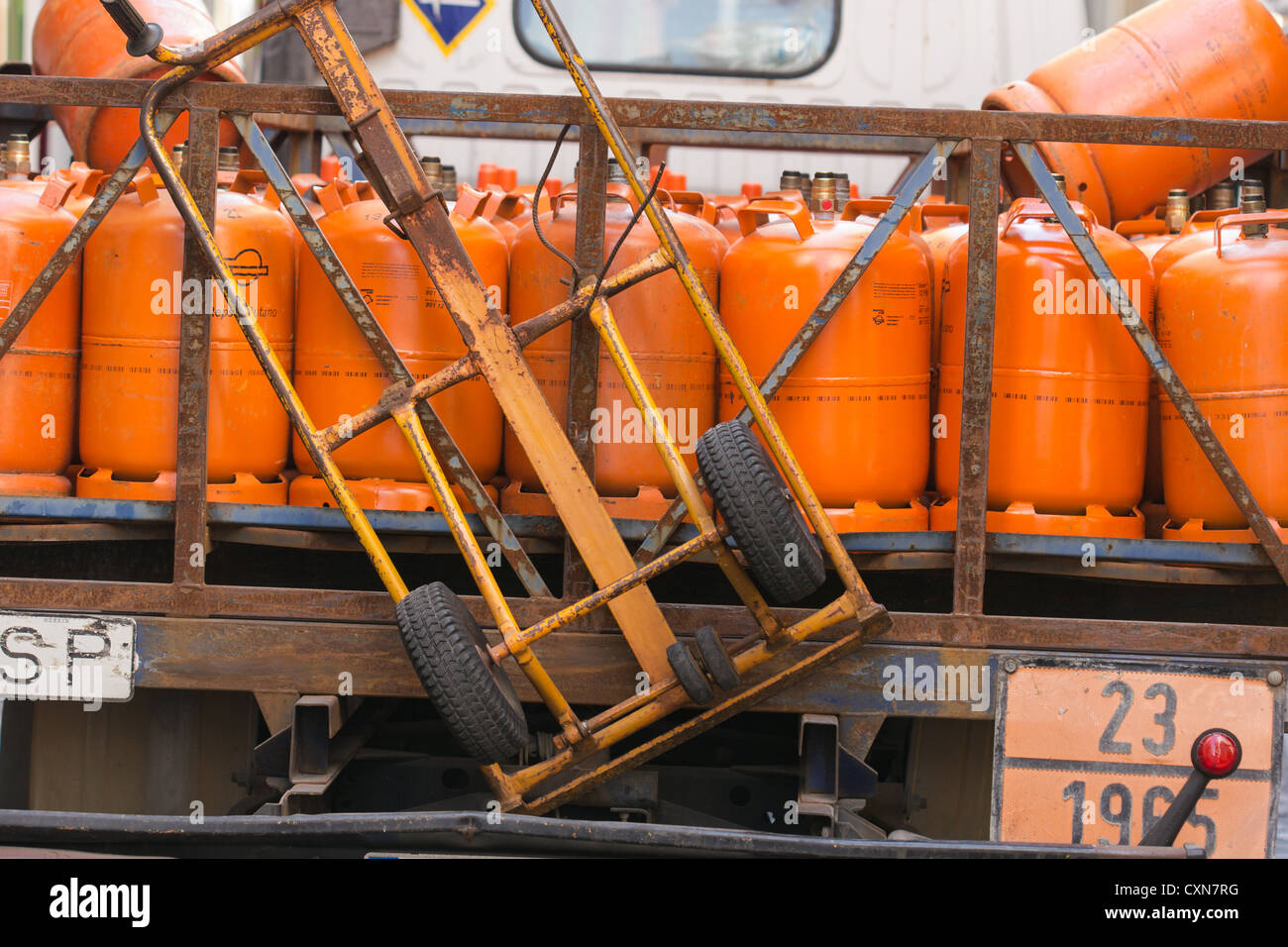 Cylinder gas trucks hires stock photography and images Alamy