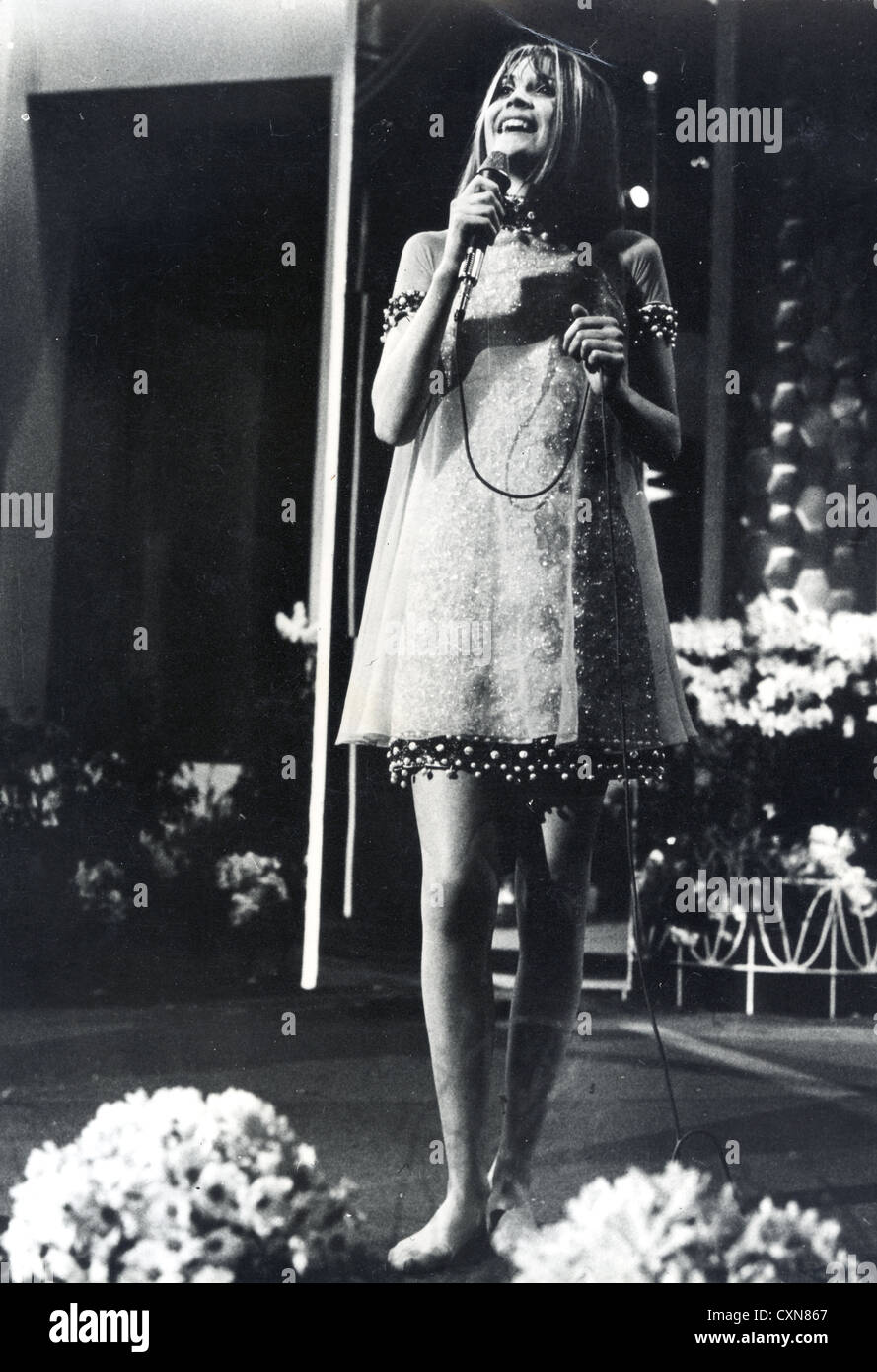 SANDIE SHAW UK pop singer performing 'Puppet on a String' at the 1967 Eurovision Song Contest Stock Photo