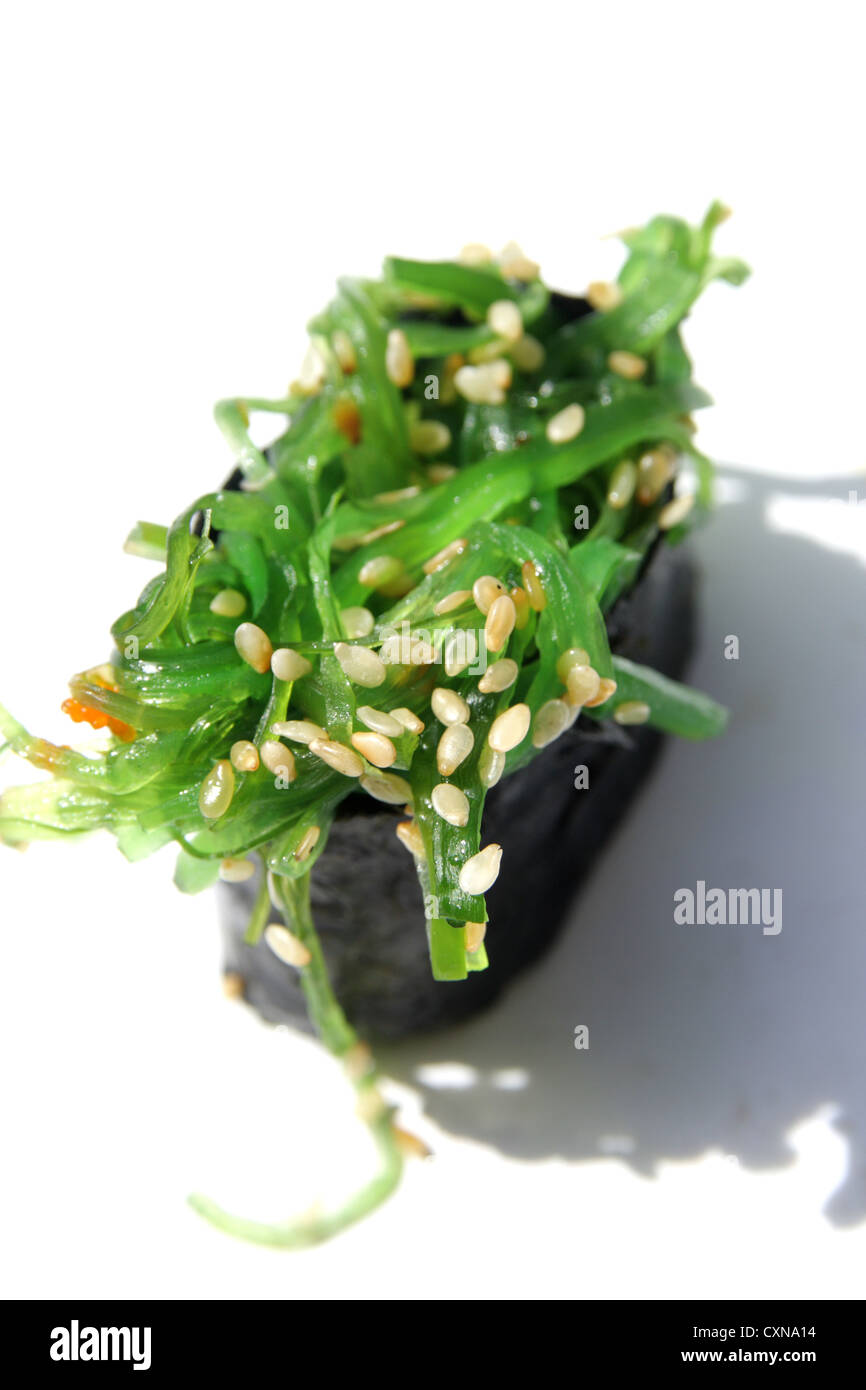 Alghe Wakame, piatto di lato per sushi Foto stock - Alamy