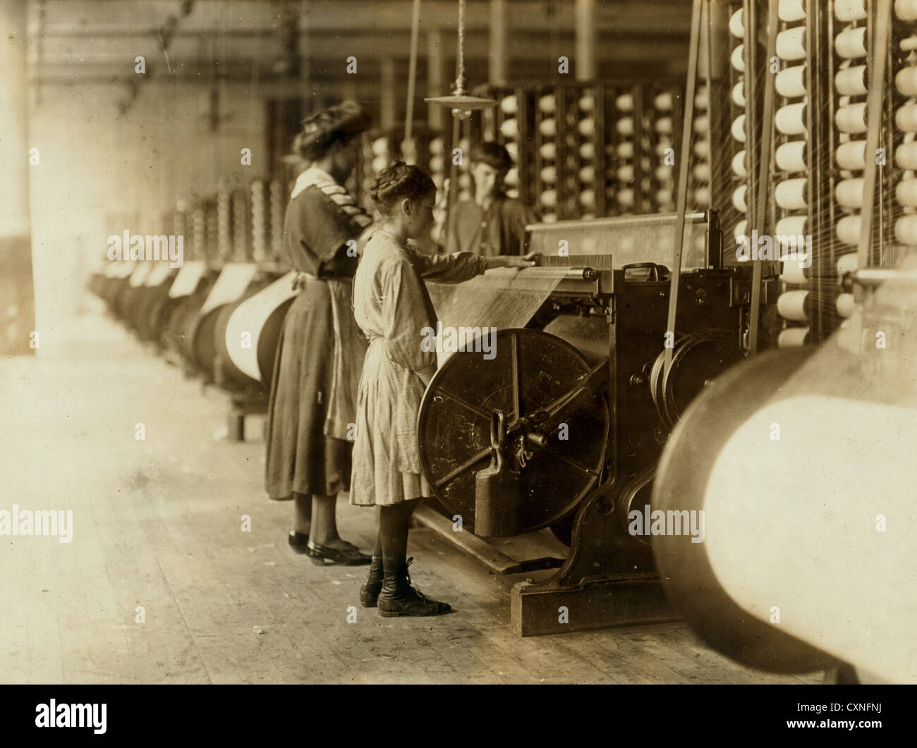 Girls running warping machines in Loray Mill, Gastonia, N.C.  November 1908 Stock Photo