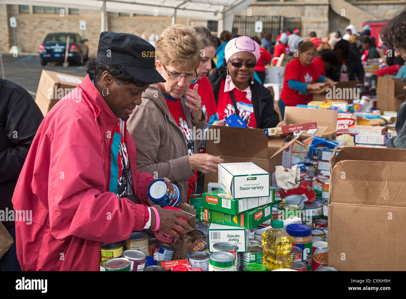 Donated canned food bank hi-res stock photography and images - Alamy