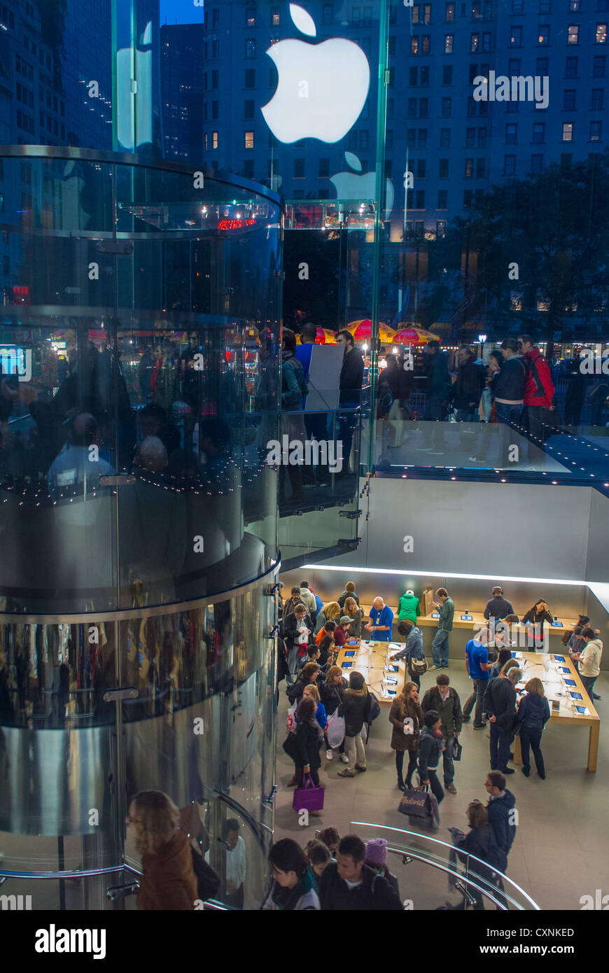 Inside Apple Store, Shopping in New York City, USA – Stock Editorial Photo  © Vividrange #101539698