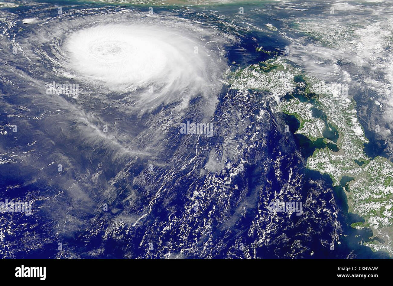 Тайфун / typhoon spray freelander. Как выглядит тайфун. Тайфун. Тайфун тропический шторм. Цунами до космоса.