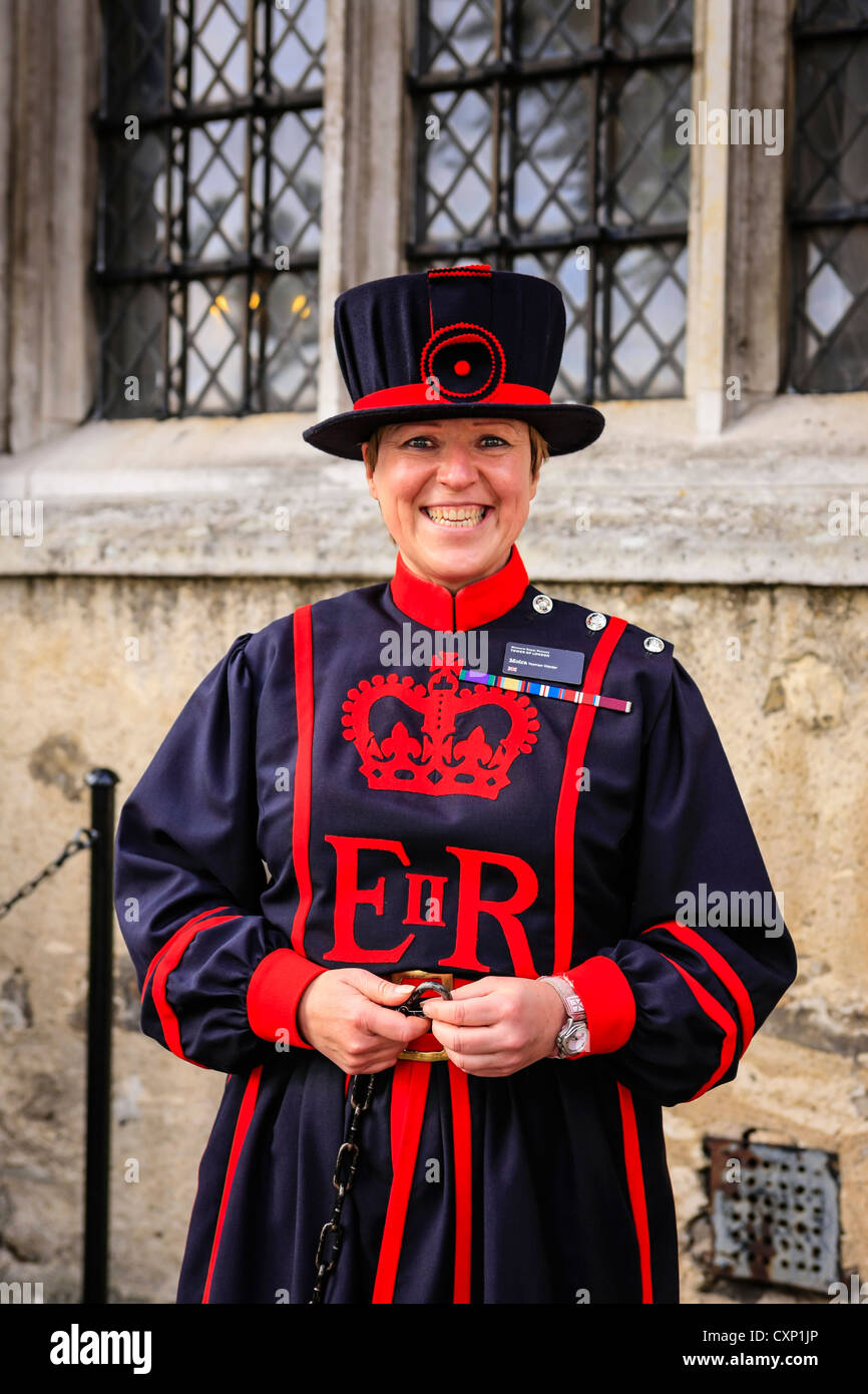 Beefeater Tower Of London Stock Photos & Beefeater Tower Of London Stock Images Alamy