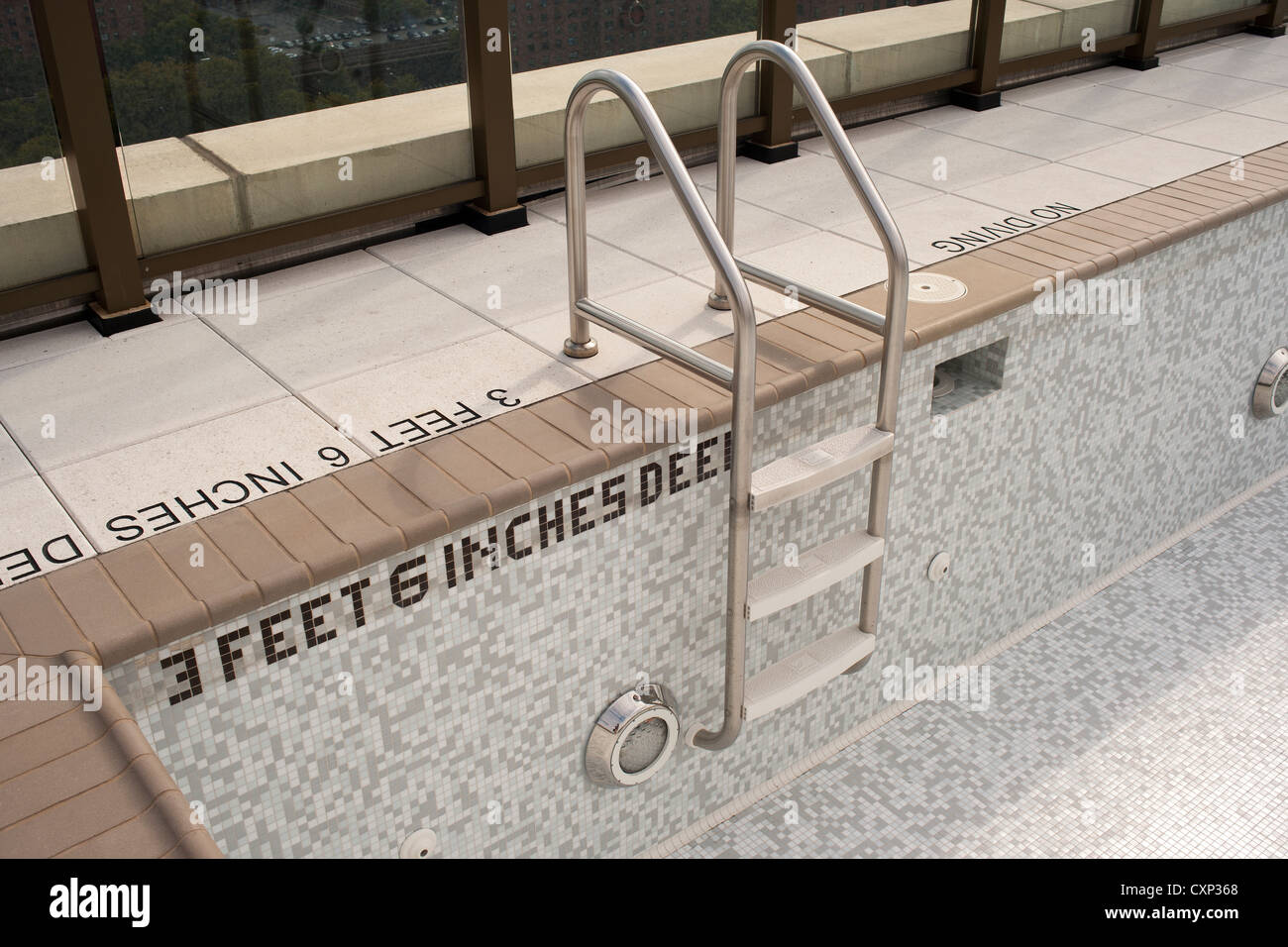 Empty rooftop swimming pool hi-res stock photography and images - Alamy